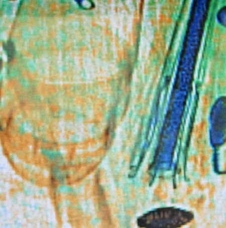 前金防部司令官胡琏将军展示厅展示的“青天白日勋章”被偷，警方分析是大陆黑龙江乔姓观光客窃取，7日以3D解析，在1只4日下午4时30分到厦门五通客轮的旅客背包发现勋章的轮廓（图中椭圆形物体台湾“中央社”图）。