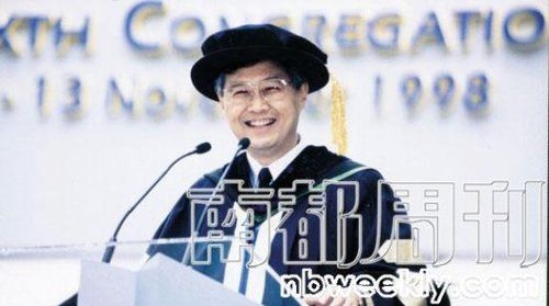 1998年，香港科技大学创校校长吴家玮在毕业典礼上致词。