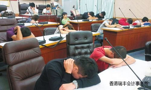 臺中檢警執行護苗項目掃毒,帶回藥頭、藥腳,集中在警局大禮堂等候訊問。 記者趙容萱/攝影