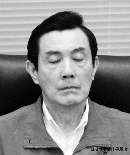 20日是馬英九連任一周年紀念日,當天他趕赴臺灣災害中心視察。不過,他在聽取簡報時打起瞌睡。馬英九發言人李佳霏好心寫字條提醒,卻被媒體拍個正著。