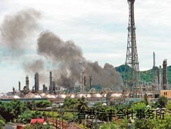 “中油”高雄煉油廠低硫燃油工場氣爆,黑煙竄出1公裡外,附近臭味彌漫。中國時<a href=