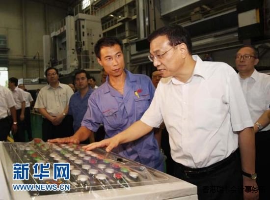 7月13日至14日,中共中央政治局常委、國務院副總理李克強在湖北考察。這是7月13日,李克強來到武漢重型機床集團公司車間,詳細瞭解生產、技術、銷售情況。新華社記者 劉衛兵 攝