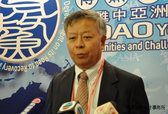 由博鰲亞洲論壇與香港菁英會共同主辦的“2010博鰲青年論壇(香港)”於11月26日在香港舉行,新浪財經視頻直播此次會議,上圖為中國投資有限責任公司監事長金立群。 (來源:新浪財經 曉瑩 攝)