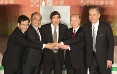 参加民进党主席选举的五位候选人 图片来源:台湾《中央日报》网络报 参加民进党主席选举的五位候选人 图片来源:台湾《中央日报》网络报