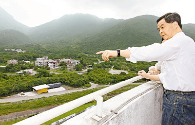 梁振英6日到东涌逸东邨附近视察空置土地情况。图片来源:香港文汇报 梁振英6日到东涌逸东邨附近视察空置土地情况。图片来源:香港文汇报