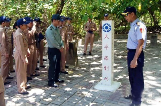 台海军官校及政战学院海军组今年应届毕业学生登上南沙太平岛。 台海军官校及政战学院海军组今年应届毕业学生登上南沙太平岛。