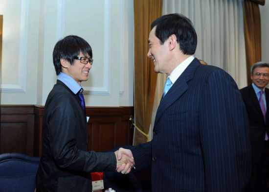 马英九在台湾会见韩寒握手寒喧5秒钟。 马英九在台湾会见韩寒握手寒喧5秒钟。