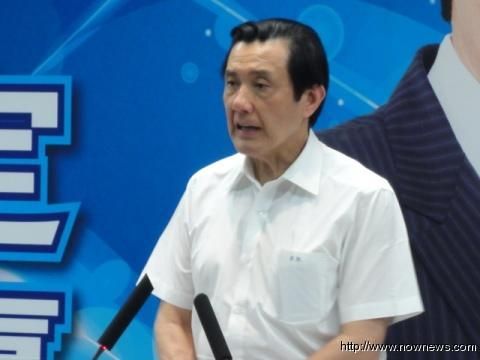 马英九在5月2日改穿短袖衬衫出席国民党中常会,力拼节能减碳。图片来源:台湾“今日新闻网” 马英九在5月2日改穿短袖衬衫出席国民党中常会,力拼节能减碳。图片来源:台湾“今日新闻网”