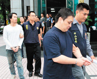 台北市与新北市连手扫荡竹联帮文武堂之各堂口据点,逮捕绰号“神经祥”的堂主张家祥(前)等十五名大哥及帮众。图片来源:台湾《联合报》 台北市与新北市连手扫荡竹联帮文武堂之各堂口据点,逮捕绰号“神经祥”的堂主张家祥(前)等十五名大哥及帮众。图片来源:台湾《联合报》