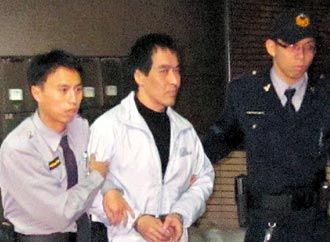 连胜文枪击案嫌犯“马面”林正伟(中)。图片来源:台湾《联合报》 连胜文枪击案嫌犯“马面”林正伟(中)。图片来源:台湾《联合报》
