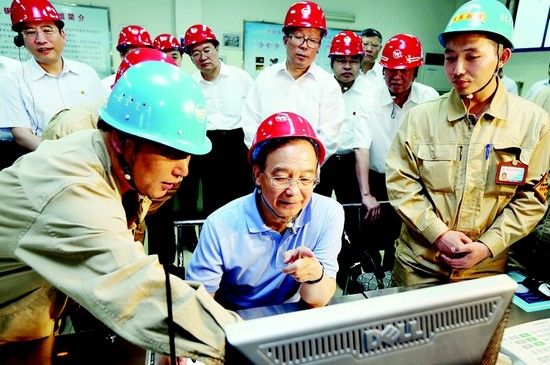 图为:温家宝在武汉钢铁集团公司调研。(新华社发)