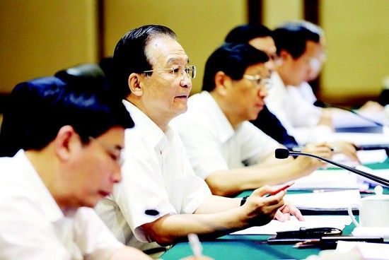 图为:温家宝主持召开座谈会,与河北、辽宁、江苏、湖北、广东、陕西六省负责人一起分析研究当前形势。 (新华社发)