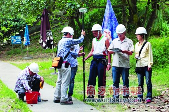 港府执法人员现场测量,以确定清拆范围。东方即时新闻供图 港府执法人员现场测量,以确定清拆范围。东方即时新闻供图