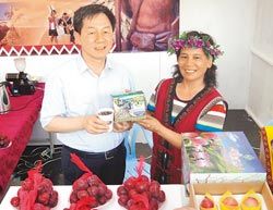 叶克冬(左)26日参观佛光山。台湾《中国时报》图 叶克冬(左)26日参观佛光山。台湾《中国时报》图