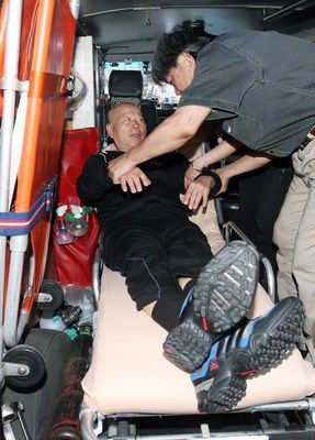 许信良搭救护车投票。(图/中央社) 许信良搭救护车投票。(图/中央社)