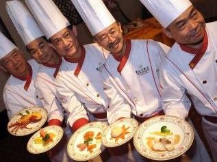 马英九就职宴会将在20日晚上在圆山大饭店举行,18日举办记者会公布宴会料理,由主厨刘少文(中)等5位厨师组成的宴会团队在活动中展示佳肴。来源:台湾“中央社” 马英九就职宴会将在20日晚上在圆山大饭店举行,18日举办记者会公布宴会料理,由主厨刘少文(中)等5位厨师组成的宴会团队在活动中展示佳肴。来源:台湾“中央社”