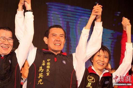 1月14日晚,2012年台湾地区领导人选举结果“出炉”,中国国民党候选人马英九以较大优势击败竞争对手。图为马英九(中)在胜选后,与夫人周美青一起出席台北开票晚会。中新社记者 董会峰 摄 1月14日晚,2012年台湾地区领导人选举结果“出炉”,中国国民党候选人马英九以较大优势击败竞争对手。图为马英九(中)在胜选后,与夫人周美青一起出席台北开票晚会。中新社记者 董会峰 摄