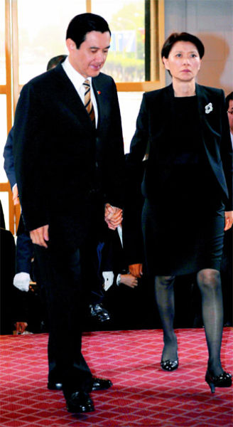 马英九曾说周美青是他家里最大的反对党,根据历史经验,确是如此:2012/05/20就职典礼马英九没等马嫂先一步上楼梯,又被酸一句:“奇怪耶你!” 马英九曾说周美青是他家里最大的反对党,根据历史经验,确是如此:2012/05/20就职典礼马英九没等马嫂先一步上楼梯,又被酸一句:“奇怪耶你!”