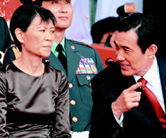 马英九曾说周美青是他家里最大的反对党,根据历史经验,确是如此:2011/10/10 辛亥百年纪念会上,马英九不经意的拿起服务人员给他的水杯就喝,被马嫂瞪了一眼:“你的环保杯在椅子下。” 马英九曾说周美青是他家里最大的反对党,根据历史经验,确是如此:2011/10/10 辛亥百年纪念会上,马英九不经意的拿起服务人员给他的水杯就喝,被马嫂瞪了一眼:“你的环保杯在椅子下。”
