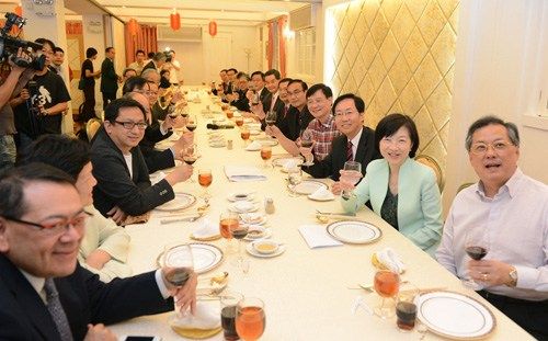 梁振英昨晚宴请一众议员,来自民建联、工联会、经济动力、专业会议等政团的26名立法会议员出席。 林良坚摄 梁振英昨晚宴请一众议员,来自民建联、工联会、经济动力、专业会议等政团的26名立法会议员出席。 林良坚摄