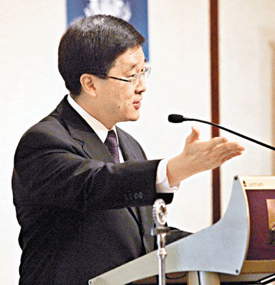 林瑞麟介绍最新公布的“人口政策报告”。 梁祖彝 摄 林瑞麟介绍最新公布的“人口政策报告”。 梁祖彝 摄