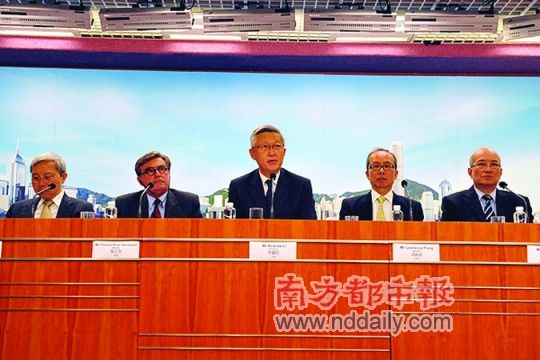 香港前首席大法官李国能(中)对规管特首提出详细建议。据港府新闻网 香港前首席大法官李国能(中)对规管特首提出详细建议。据港府新闻网