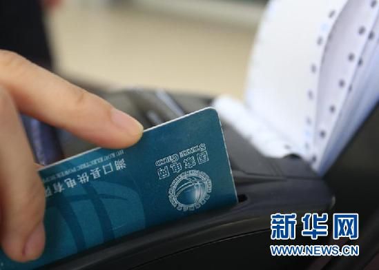 5月21日,江西省湖口县的一名居民在电网公司专用POS机上刷卡缴费。 据江西省电力公司消息,江西将从6月1日起试行阶梯电价,居民用电价格平均每千瓦时提高1.87分。 新华社发(张俊 摄)