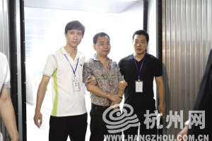林春平(中)已被押解回温州 摄影 李敏书 林春平(中)已被押解回温州 摄影 李敏书