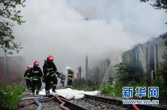 6月12日,消防队员在事故现场作业。 新华社记者 潘昱龙 摄 6月12日,消防队员在事故现场作业。 新华社记者 潘昱龙 摄