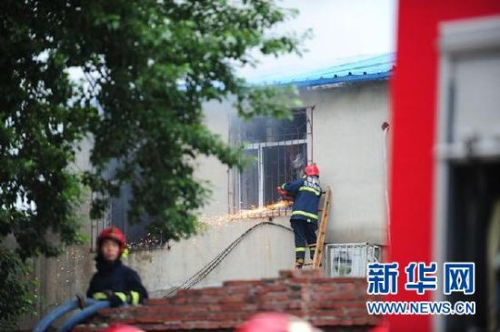 6月12日,消防队员在事故现场作业。 新华社记者 潘昱龙 摄 6月12日,消防队员在事故现场作业。 新华社记者 潘昱龙 摄