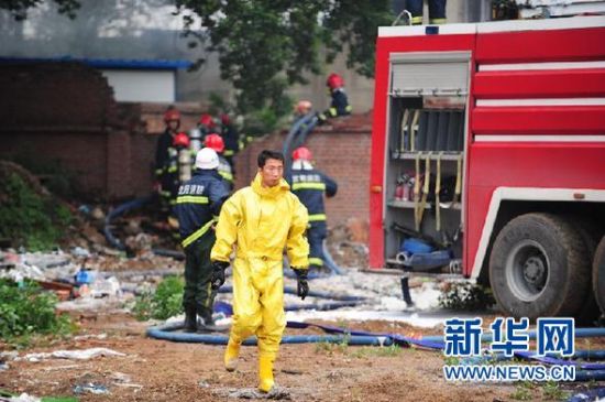 6月12日,一名身穿防化服的消防员从事故现场走出。 新华社记者 潘昱龙 摄 6月12日,一名身穿防化服的消防员从事故现场走出。 新华社记者 潘昱龙 摄