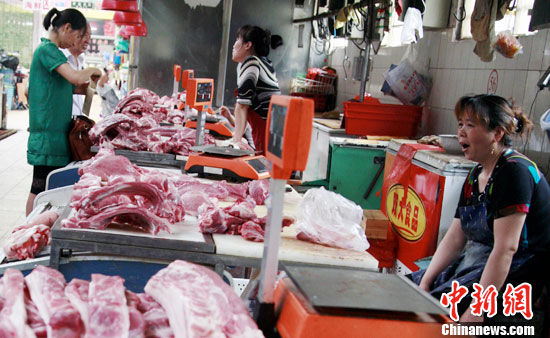 资料图。近日猪肉价格出现企稳迹象。分析人士认为,猪肉价格已跌至成本线,进一步下降空间不大,同时端午节临近,节日效应也将是加快猪肉筑底反弹的一大诱因。